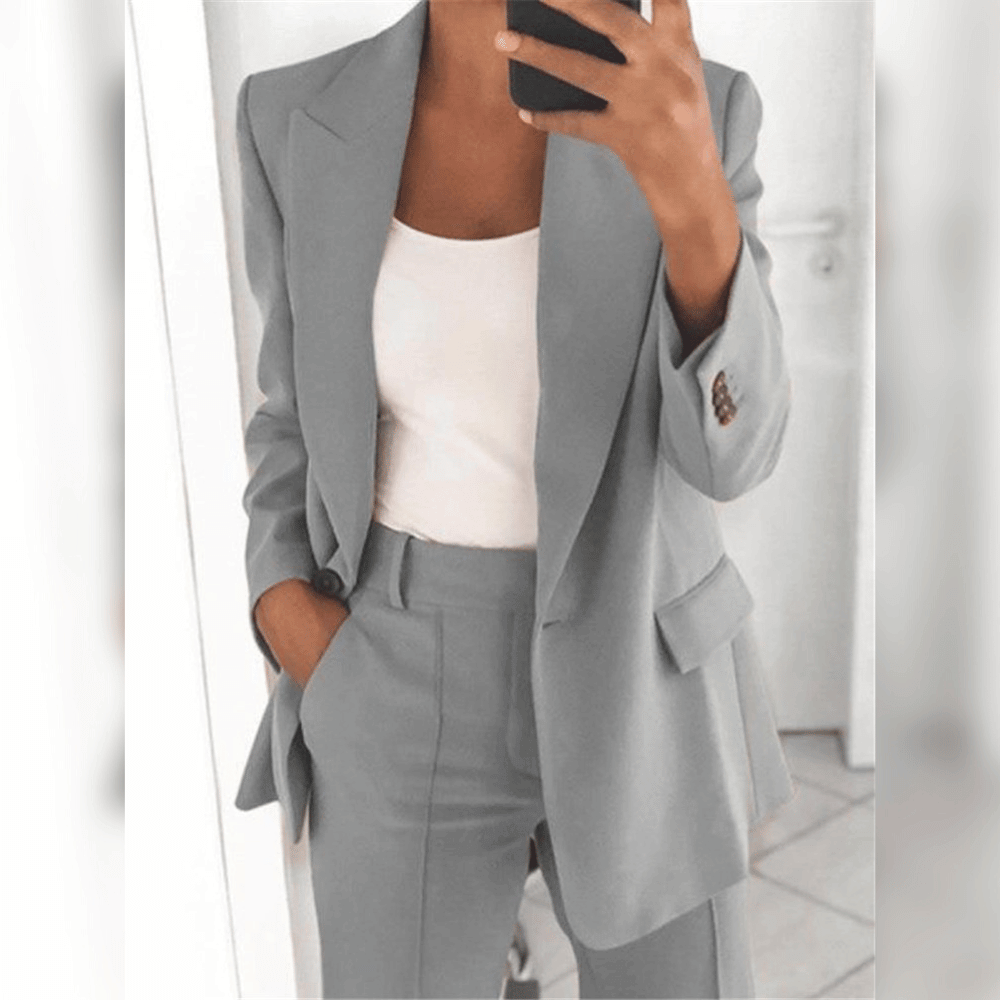 Veelzijdige dames pantalon set met getailleerde blazer, geschikt voor kantoor en formele gelegenheden.