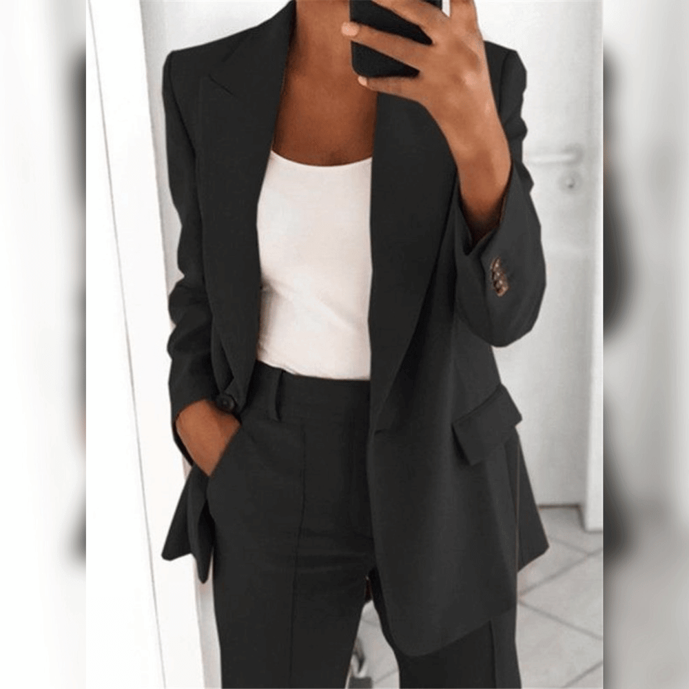 Dames blazer set in getailleerde pasvorm, perfect voor een stijlvolle en formele look.