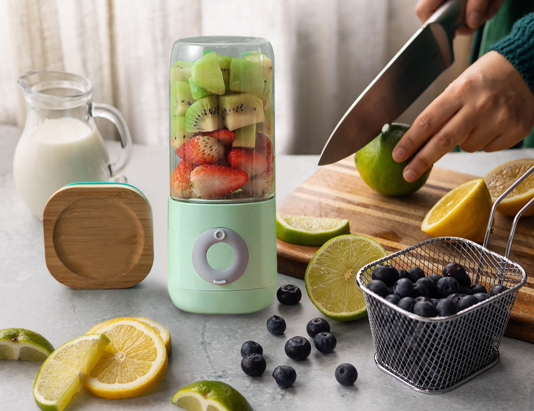 Compacte USB oplaadbare smoothie mixer. Ideaal voor verse drankjes op reis, kantoor of tijdens het sporten.