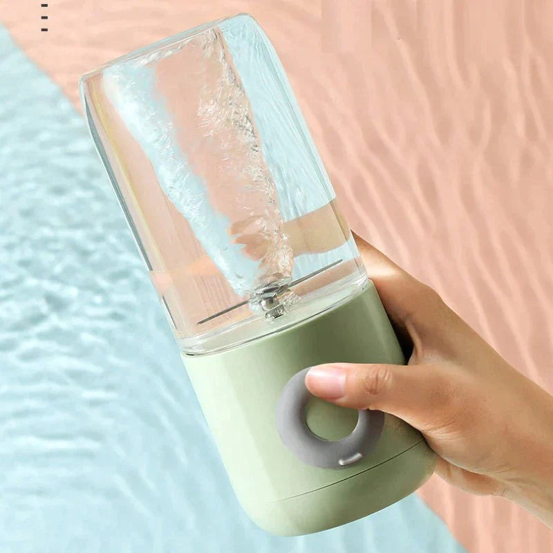 Handige reisblender van Tritan. Perfect voor heerlijke fruit smoothies, milkshakes en shakes tijdens vakanties.