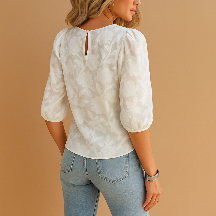 Stijlvolle dames bloementop met pofmouwen voor een casual chic look. Perfecte zomer/lente blouse.