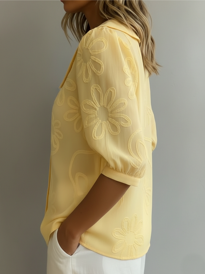 Modieuze dames blouse met gedetailleerd bloemen borduursel, ronde kraag en comfortabele korte mouwen.