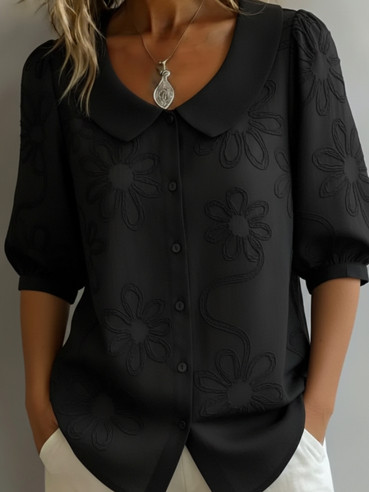 Comfortabele dames blouse met ademend bloemen borduursel en losse pasvorm, ideaal voor warme zomerdagen.