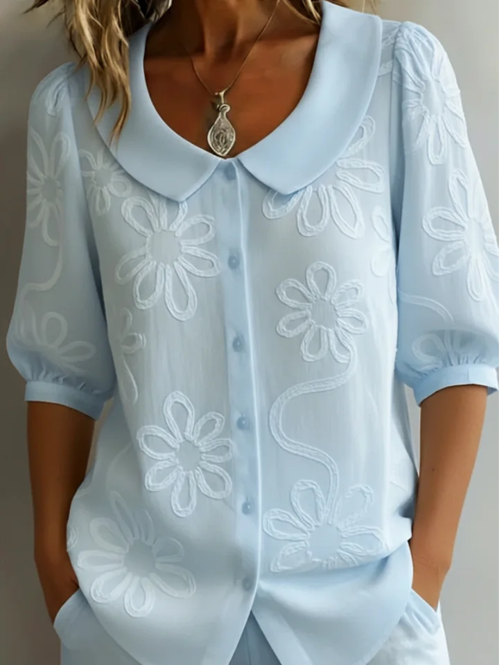 Elegante dames blouse met verfijnd bloemen borduursel, korte mouwen en ronde hals, stijlvol en comfortabel.