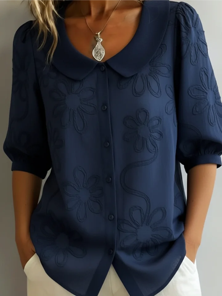 Dames blouse met levendig bloemen borduursel, comfortabel en modieus voor zowel casual als smart-casual gelegenheden.