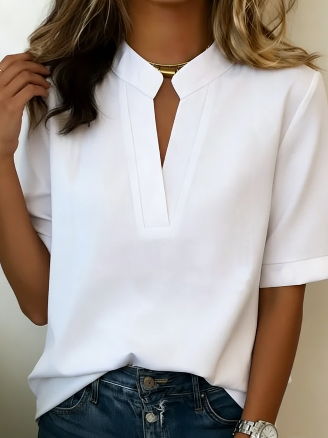 Elegante damesblouse met V-hals en stijlvolle kraag, ideaal voor zakelijk en casual. Comfortabel & modieus.