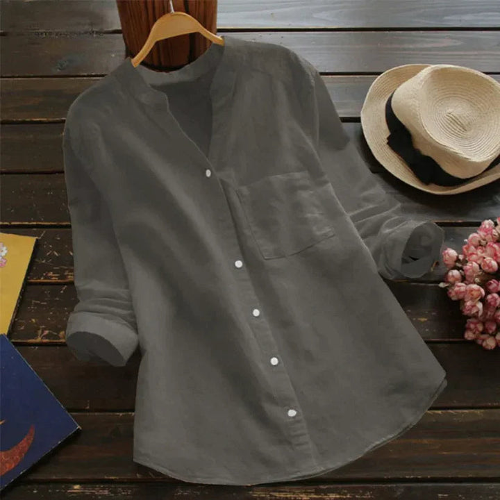 Grijze casual damesblouse met V-hals. Luchtig en elegant zomeroverhemd, perfect voor een ontspannen look.