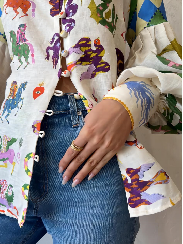 Stijlvolle damesblouse met opvallende pop-art print en elegante pofmouwen, ideaal voor lente en zomer.