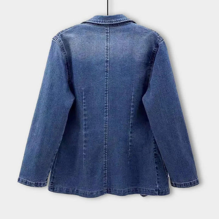 Modieuze blauwe damesblazer voor een elegante look. Geschikt als stijlvol jasje voor zakelijk of casual gebruik.