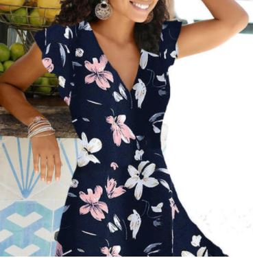 Veelzijdige dames zomerjurk met V-hals en bloemenprint, geschikt voor strand of stedentrip.