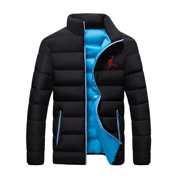 Detail van de stof van een heren pufferjack, een warme en modieuze winterjas voor mannen.