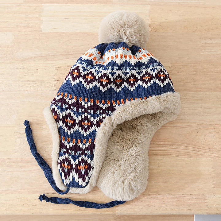 Zwarte unisex pilotenmuts zij-aanzicht, toont de comfortabele pasvorm en winterse stijl.