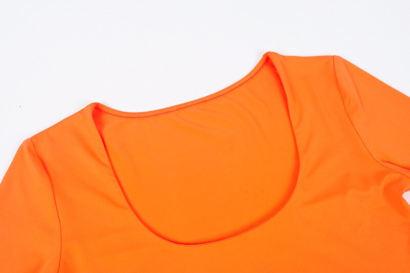 Stijlvolle damesbody met lange mouwen, V-hals en slim fit ontwerp voor een moderne look.