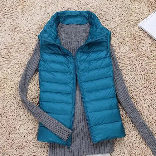 Model draagt een stijlvolle, winddichte dames bodywarmer, ideaal voor casual layering en extra warmte.
