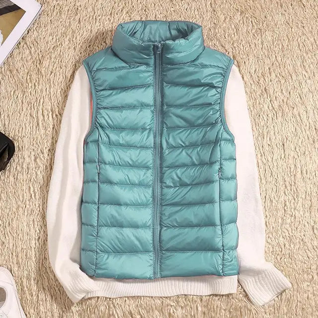 Detail van de zachte, lichtgewicht stof van de dames bodywarmer, perfect voor warmte en comfort.