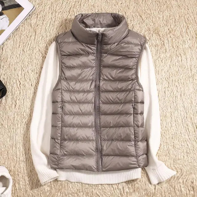 Achterkant van de comfortabele dames bodywarmer, met een gestroomlijnd design voor optimale pasvorm.
