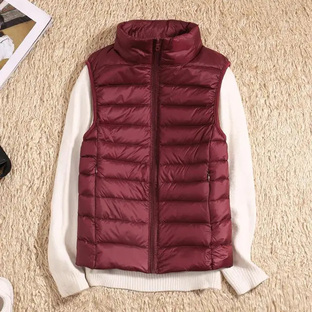 Dames bodywarmer in outdoor setting, biedt warmte en winddichte bescherming tijdens wandelingen.