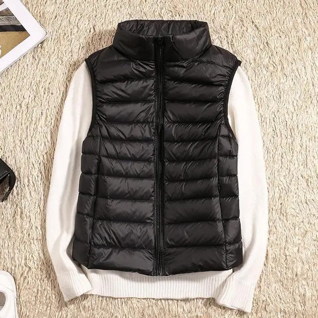Lichtgewicht dames bodywarmer in het zwart, biedt winddichte bescherming en comfortabele warmte. Stijlvol en veelzijdig.