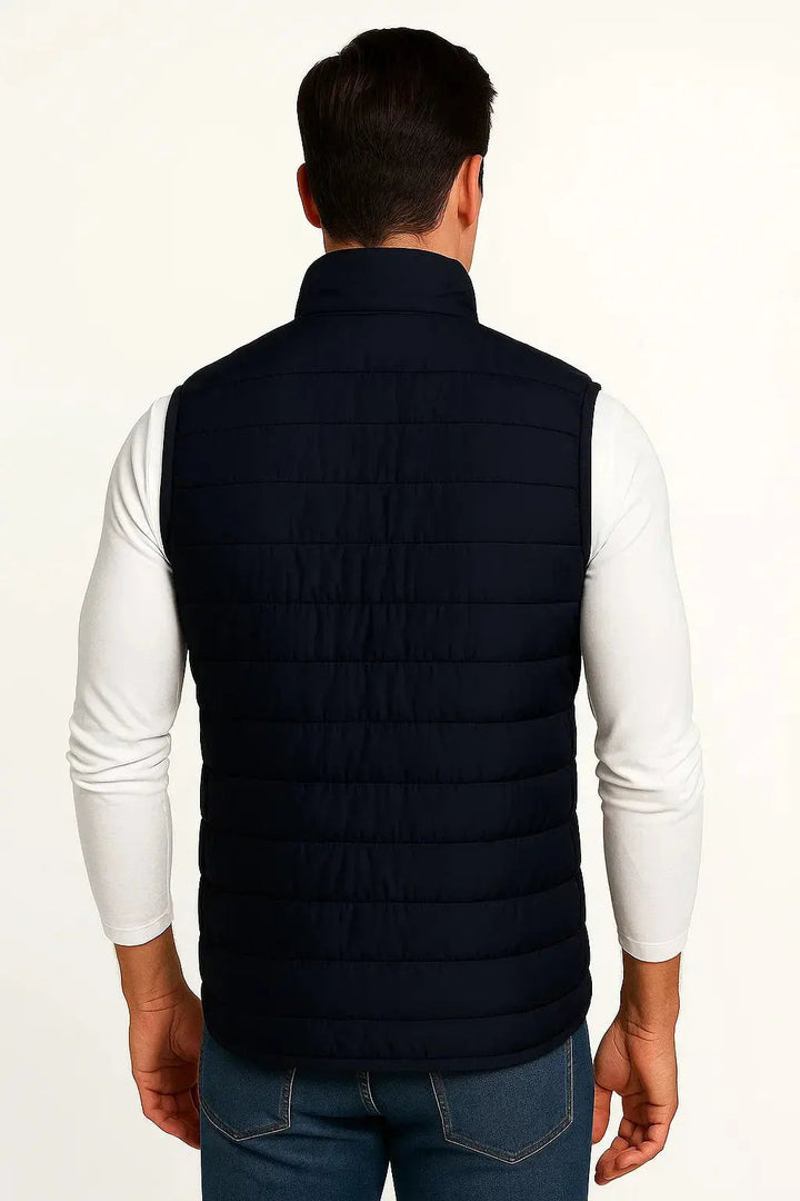Zwarte gewatteerde heren bodywarmer, comfortabel en warm, ideaal als lichtgewicht vest voor buiten.