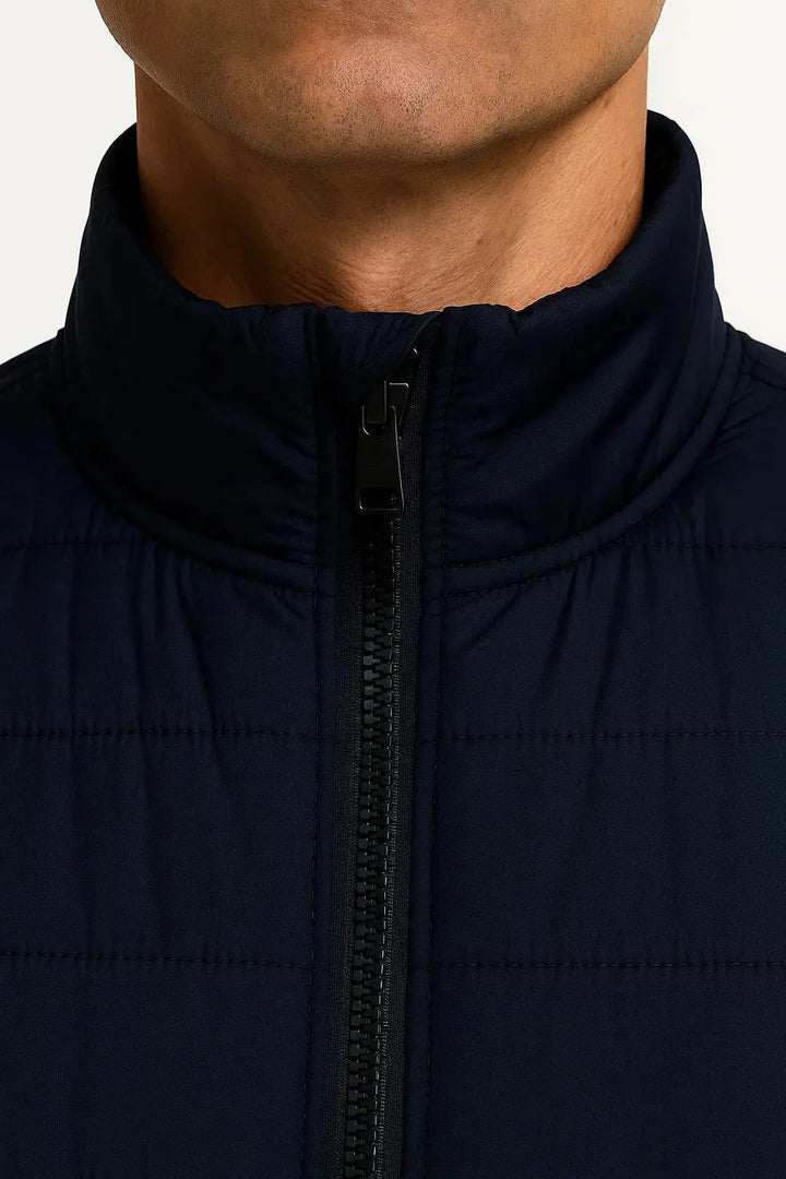 Casual heren bodywarmer in donkerblauw, biedt lichtgewicht warmte en is ideaal voor laagjes.