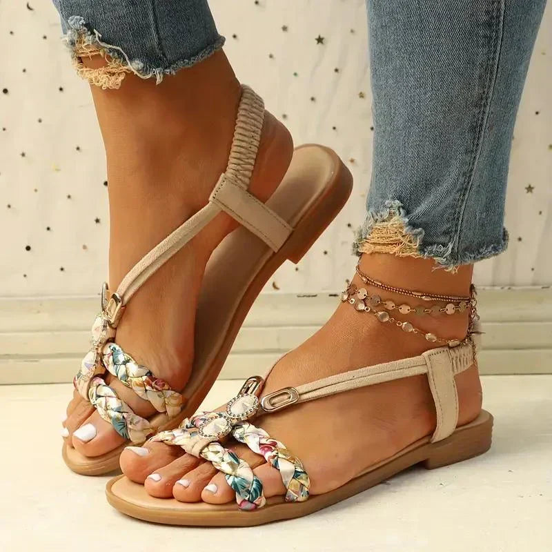 Zomerse dames sandalen Amira, versierd met boho kralen. Ideaal voor vakantie, strandwandelingen en dagelijkse mode.