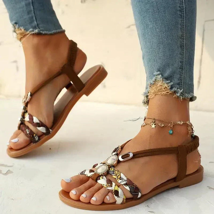 Stijlvolle dames sandalen Amira met boho kralen, perfect voor zomerse dagen, strand en casual mode. Slip-on design.