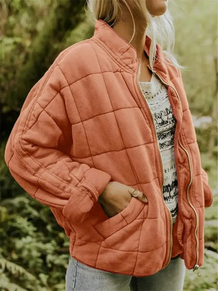 Dames bomberjack met open rits, toont de comfortabele oversized pasvorm.
