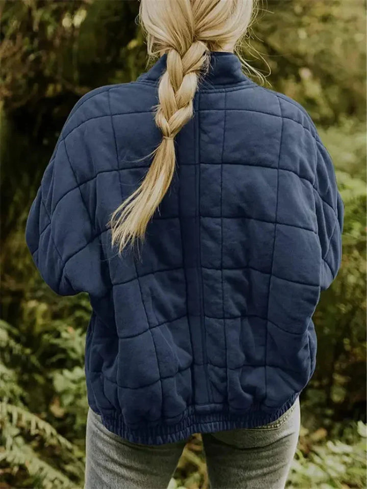 Steekzak detail op het oversized damesjack, handig voor kleine benodigdheden.