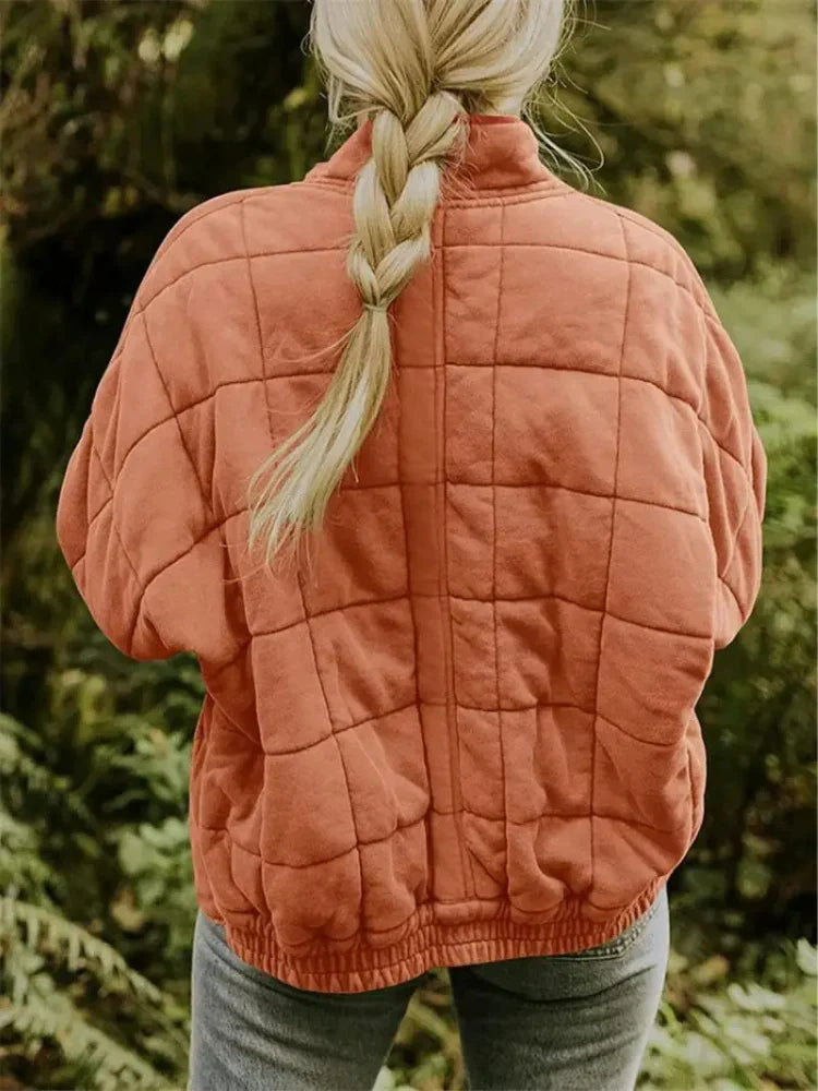 Model draagt comfortabel oversized dames bomberjack, modieus en casual.