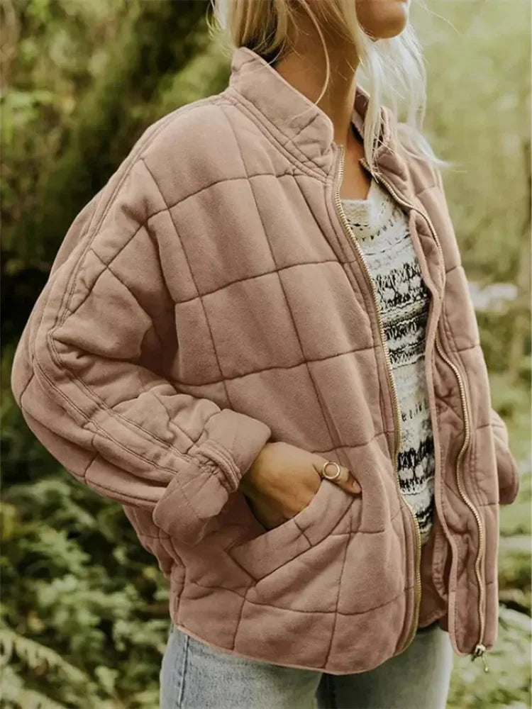 Dames bomberjack, achterzijde, toont de oversized pasvorm en comfortabele snit.