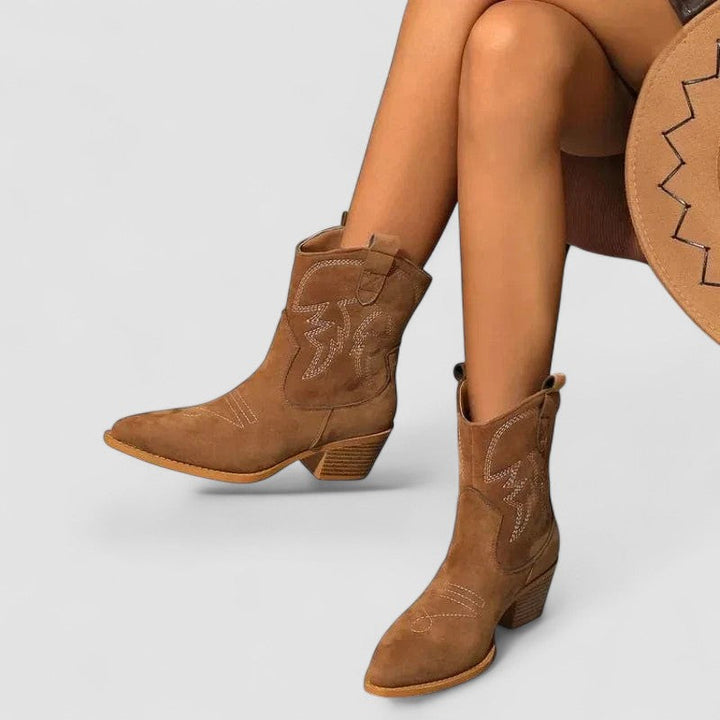 Comfortabele bruine dames enkelhoge boots met stevige blokhak, veelzijdig voor elke outfit, met westernstijl.