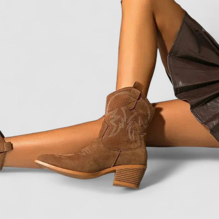 Elegante bruine dames enkelhoge laarzen, comfortabel en stijlvol, voor een trendy look die elke dag past.