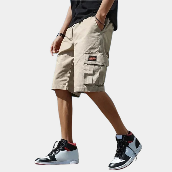 Zwarte heren cargo shorts, comfortabele pasvorm voor dagelijks gebruik. Functioneel met veel zakken.