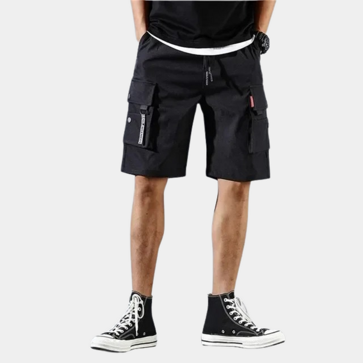 Casual zwarte heren cargo shorts. Comfortabel en praktisch met veel zakken voor de moderne man.