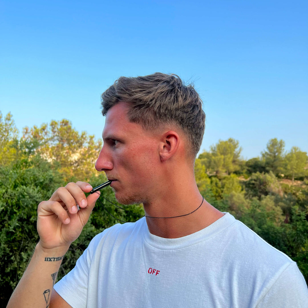 Unisex ademhalsketting ter ondersteuning bij stoppen met roken, focus op ademhaling & kalmte.