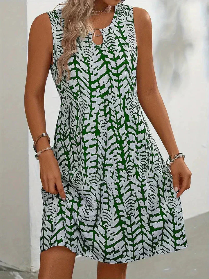Comfortabele mouwloze damesjurk met abstracte print, veelzijdig voor warme zomerdagen.