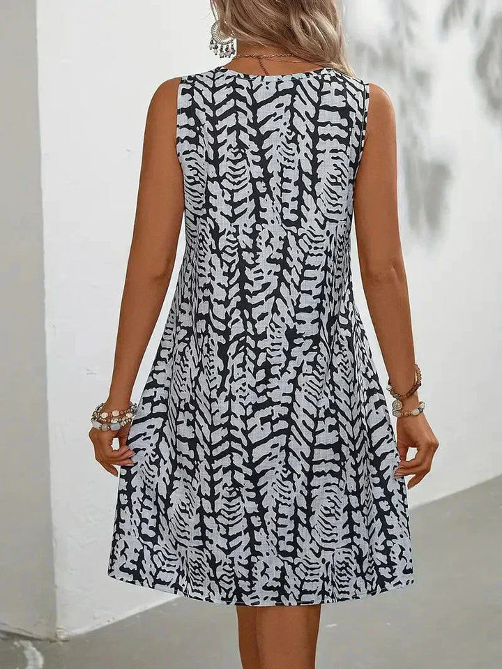 Elegante dames mouwloze zomerjurk met een opvallende abstracte print, licht en luchtig design.