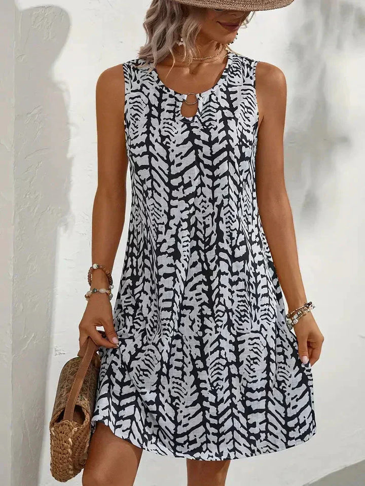 Modieuze dames zomerjurk, mouwloos met levendige abstracte print, ideaal voor warm weer.