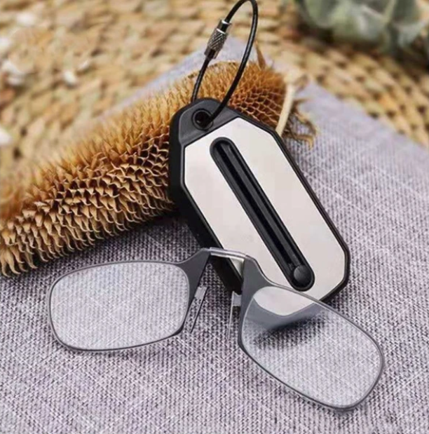 Handige unisex leesbril sleutelhanger voor heren en dames. Compacte, flexibele bril voor leesgemak overal en altijd.