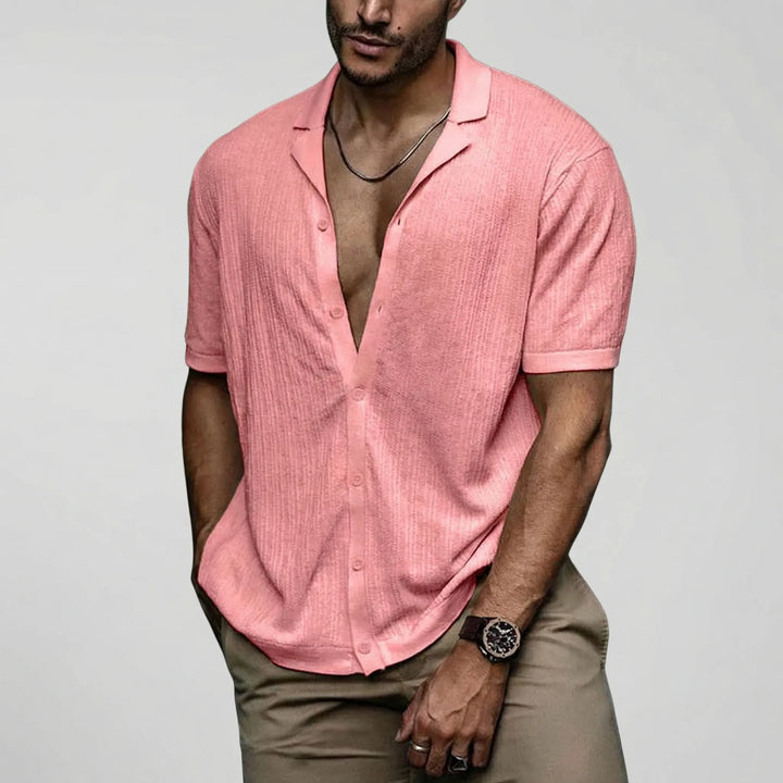 Lichtgewicht heren gehaakt zomershirt met korte mouwen, ideaal als veelzijdig strand- of vakantie shirt.