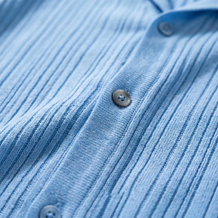 Veelzijdig gehaakt herenshirt met korte mouwen, ideaal voor zomerse casual gelegenheden en vakantiecomfort.