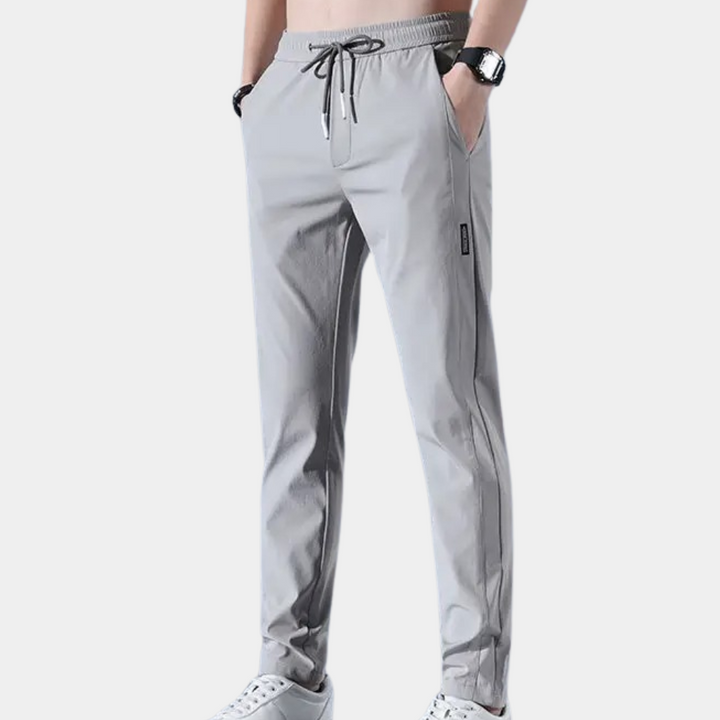Detail van sneldrogende herenbroek met verstelbare taille, comfortabel en duurzaam voor elke dag.