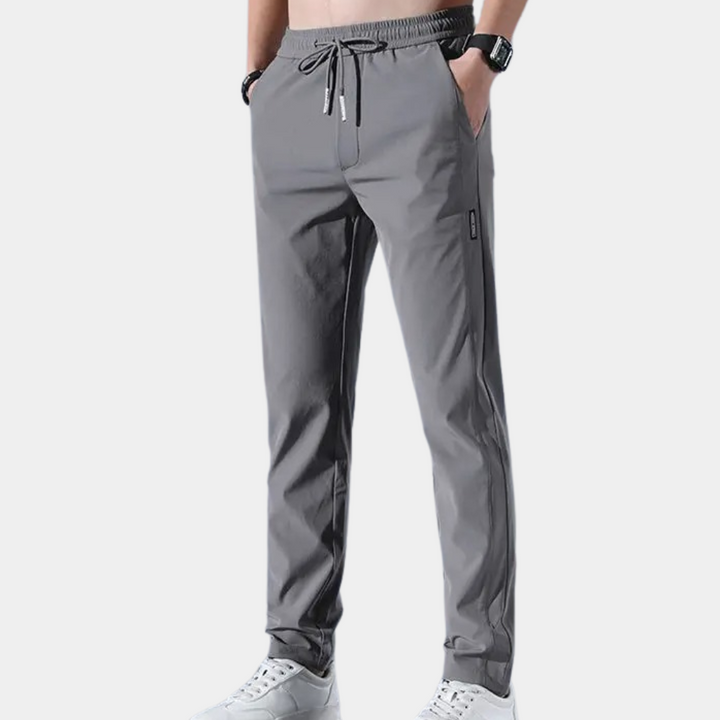Casual herenbroek in donkere kleur, sneldrogend en lichtgewicht, perfect voor comfortabel reizen.