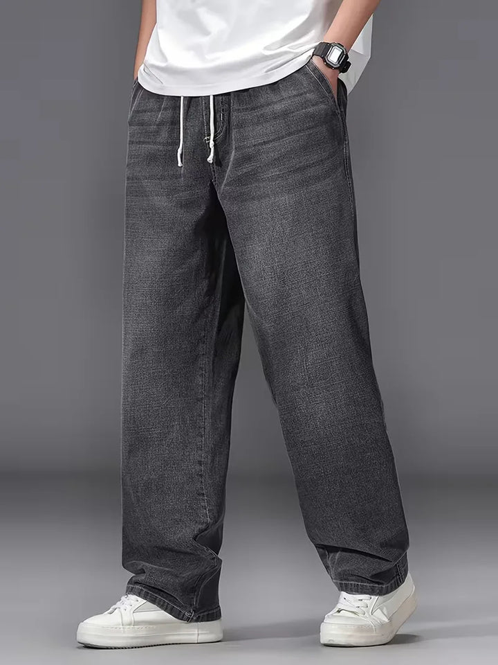 Veelzijdige heren spijkerbroek, losse pasvorm, elastische taille, comfortabel voor dagelijks gebruik.
