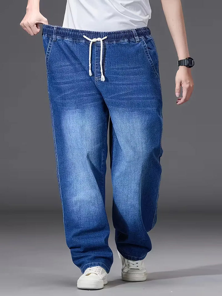 Heren losse spijkerbroek met elastische taille en trekkoord, ideaal voor comfort en streetwear.