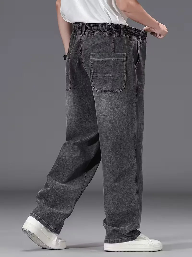 Plus size heren spijkerbroek met losse pasvorm en elastische taille, modieus en comfortabel.