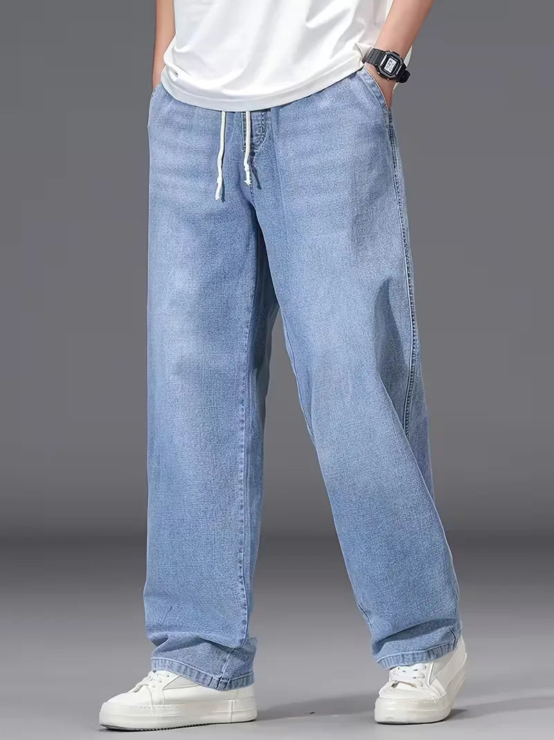 Achteraanzicht van de comfortabele heren jeans met losse pasvorm en elastische tailleband.
