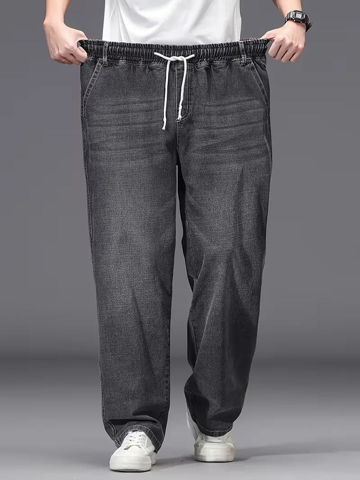 Detail van elastische tailleband met trekkoord op comfortabele heren baggy jeans.