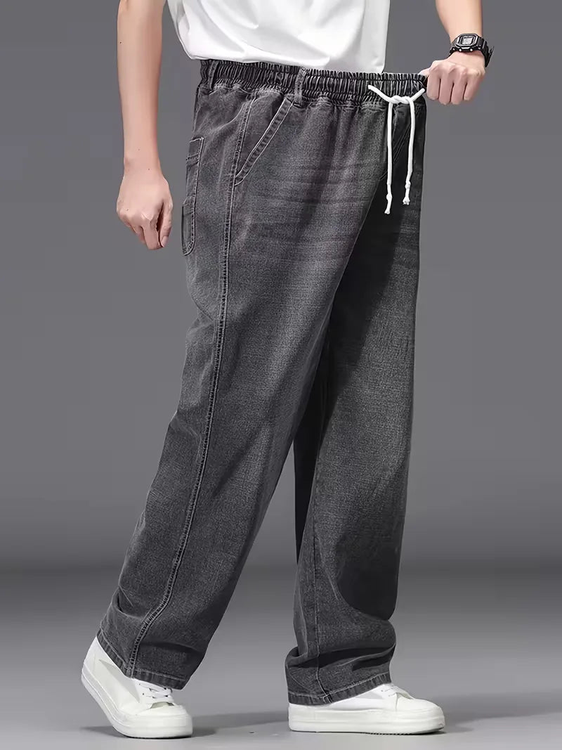 Stoere heren spijkerbroek van denim, losse pasvorm, met elastiek voor ultiem comfort.