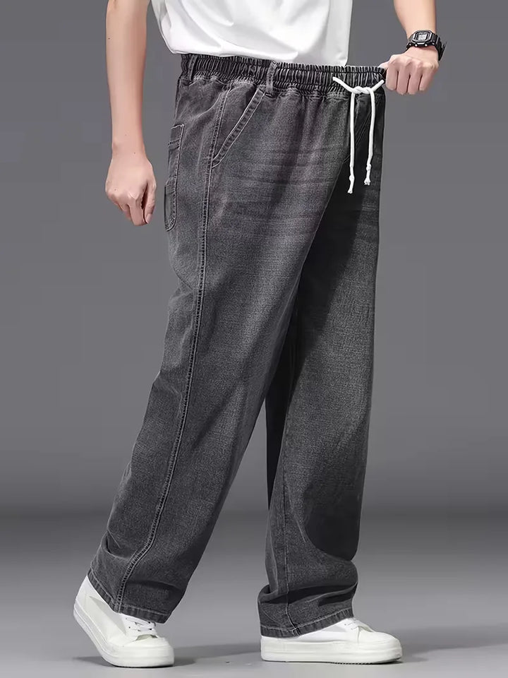 Stoere heren spijkerbroek van denim, losse pasvorm, met elastiek voor ultiem comfort.